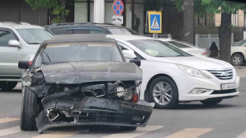 На Малдыбаева столкнулись «Тойота» и «БМВ»