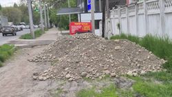На тротуар и зеленую зону на Льва Толстого вывалили грунт. Фото