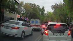 «Лексус» пристроился за скорой и едет по встречке. Видео