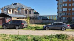 Зеленая зона возле частного детского сада на Южной магистрали стала парковкой. Ответ мэрии