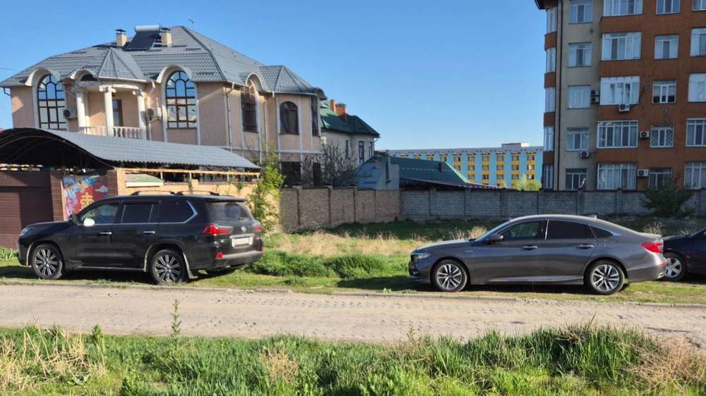 Зеленая зона возле частного детского сада на Южной магистрали стала парковкой. Ответ мэрии