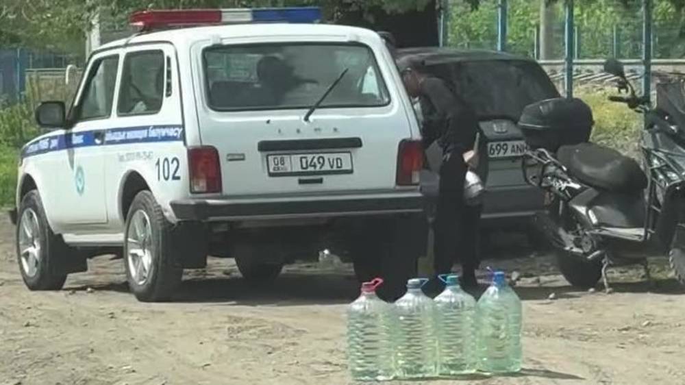 Машина МВД заправляется у стихийных торговцев. Видео