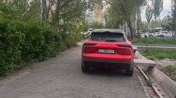 «Атаю все можно». «Джетур Дашинг» стоит на тротуаре в Асанбае. Фото