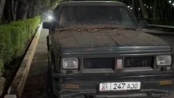 На бульваре Эркиндик стоит брошенный автомобиль «Шевроле Блейзер». Видео