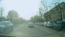 Автобус проехал на красный, создав аварийную ситуацию. Видео