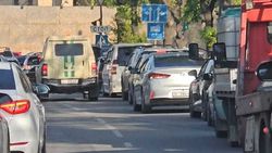 Инкассаторский автомобиль подрезает другие авто. Видео