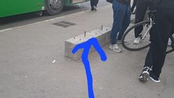Горожанин просит убрать бетонный блок на остановке на ул.Манаса. Фото