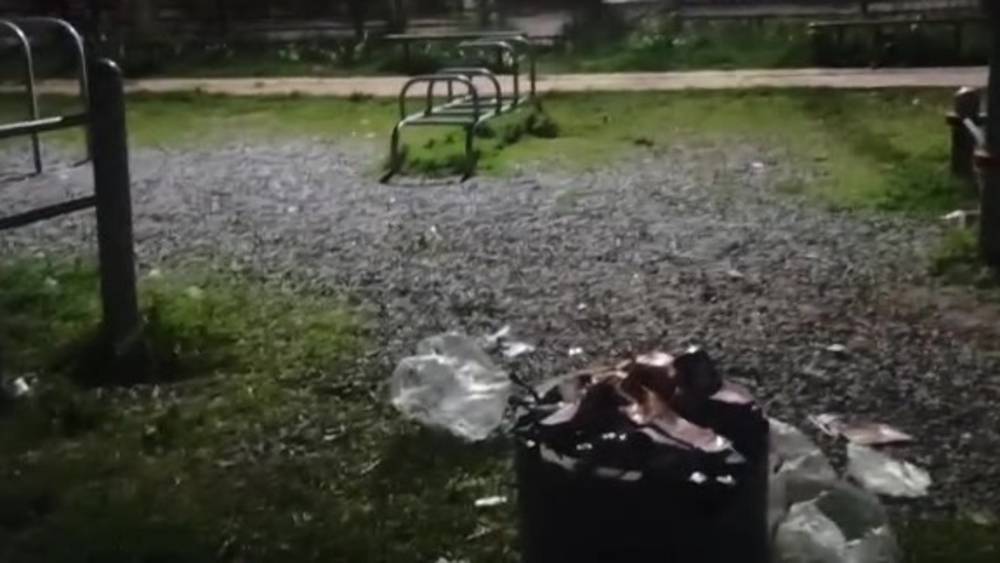Спортплощадка в Алтын-Ордо завалена мусором. Видео жительницы