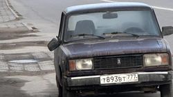 На тротуаре по Льва Толстого долгое время стоит автомобиль. Фото