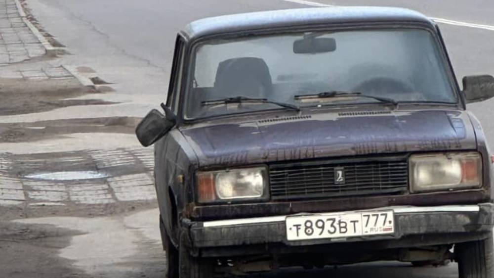 На тротуаре по Льва Толстого долгое время стоит автомобиль. Фото