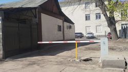 Законно ли поставили шлагбаум на Жибек Жолу? Фото горожанина