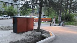 Законно ли во дворе дома по Токомбаева установили шлагбаум? Фото горожанина