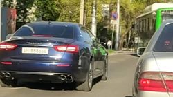 «Мазерати» вслед за автобусом едет по встречке для общественного транспорта на Московской. Видео