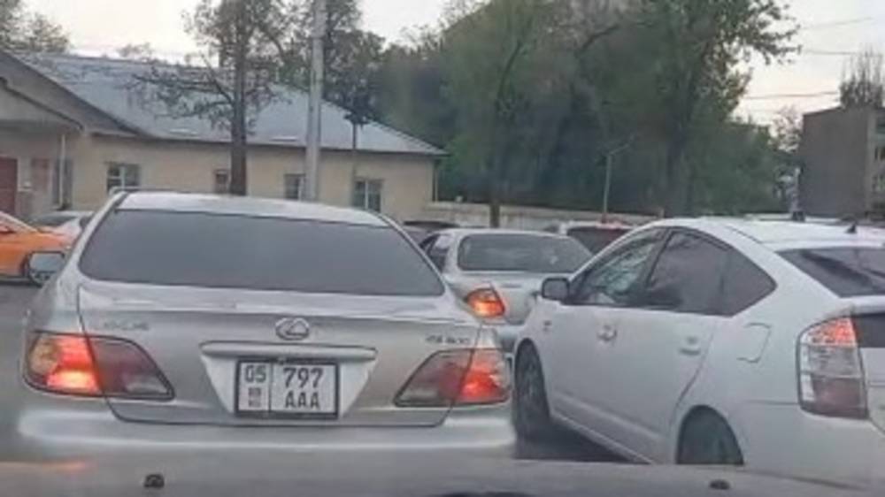 Водитель просит поставить регулировщика в часы пик на Ибраимова—Кулатова. Видео
