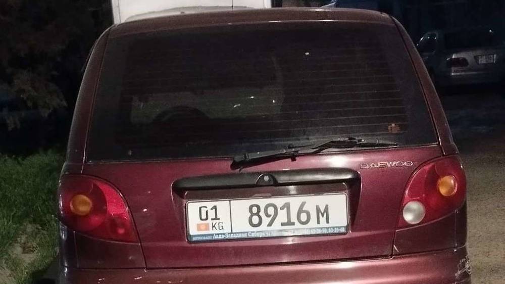 Во дворе дома в Востоке-5 стоит «Матиз» со спущенными колесами. Фото