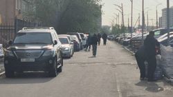 Тротуар на Южной магистрали превратили в парковку из-за бездействие мэрии и УПСМ. Фото