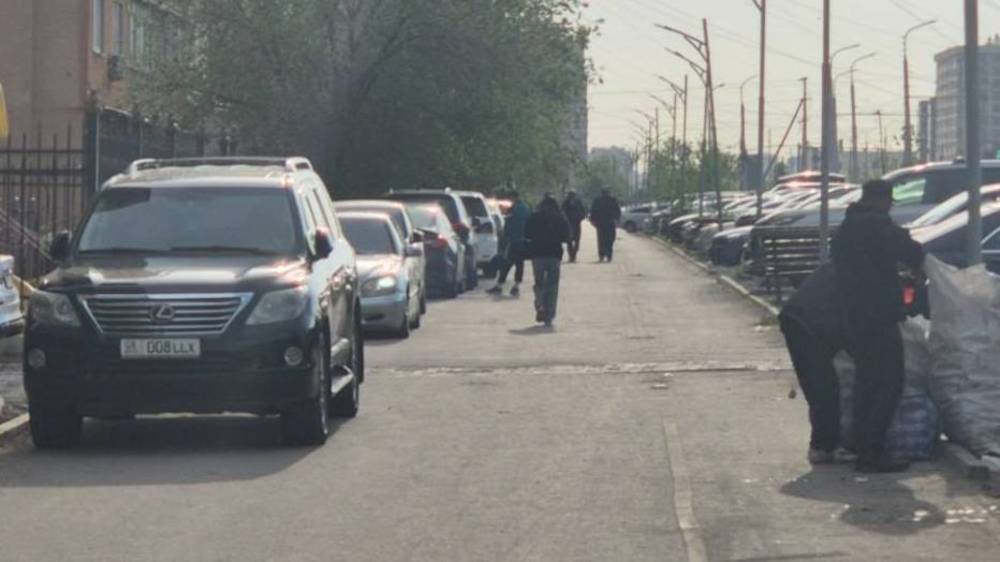 Тротуар на Южной магистрали превратили в парковку из-за бездействие мэрии и УПСМ. Фото