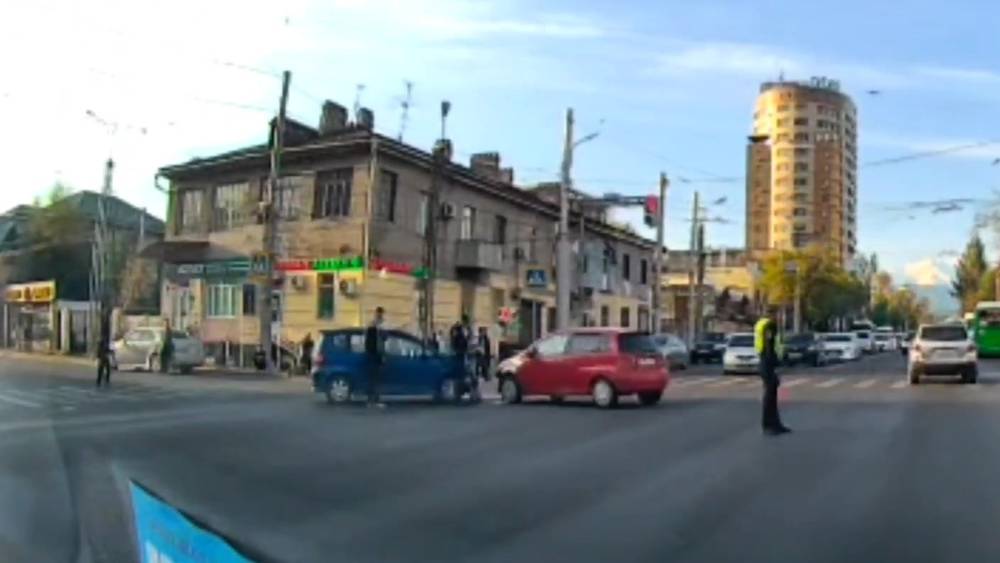 На Советской столкнулись две машины. Видео с места аварии