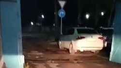«Фольксваген» заблокировал выезд автобусов из автобазы. Видео горожанина