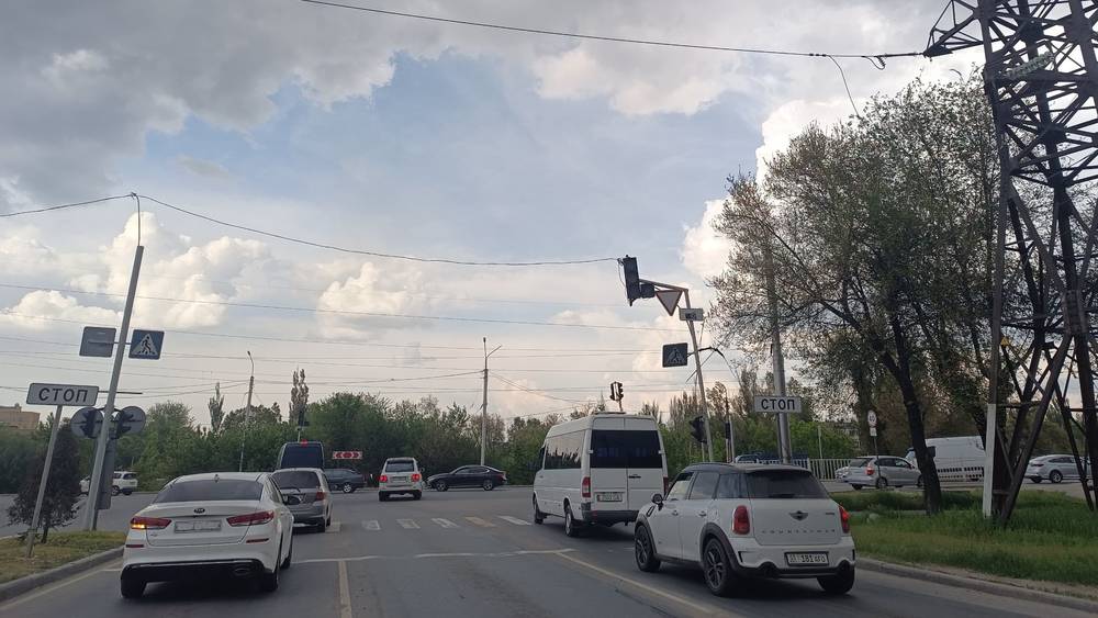 На Чуй—Валиханова не работает светофор, - горожанин