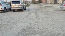 Тротуар на Южной магистрали весь в гравие. Ответ мэрии