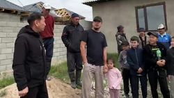 В Ак-Ордо-3 девять улиц упираются в дома. Законно ли это? Видео местного жителя