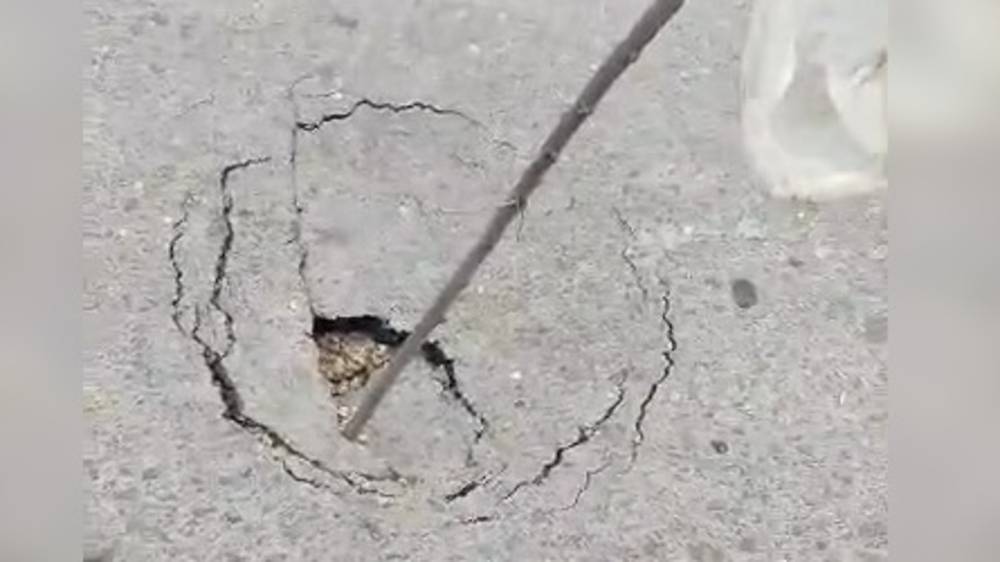 На двух мостах в село Кен-Булун разрушается асфальт, - горожанин