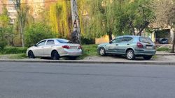 В мкр Асанбай водители устроили парковку на зеленой зоне, - горожанин