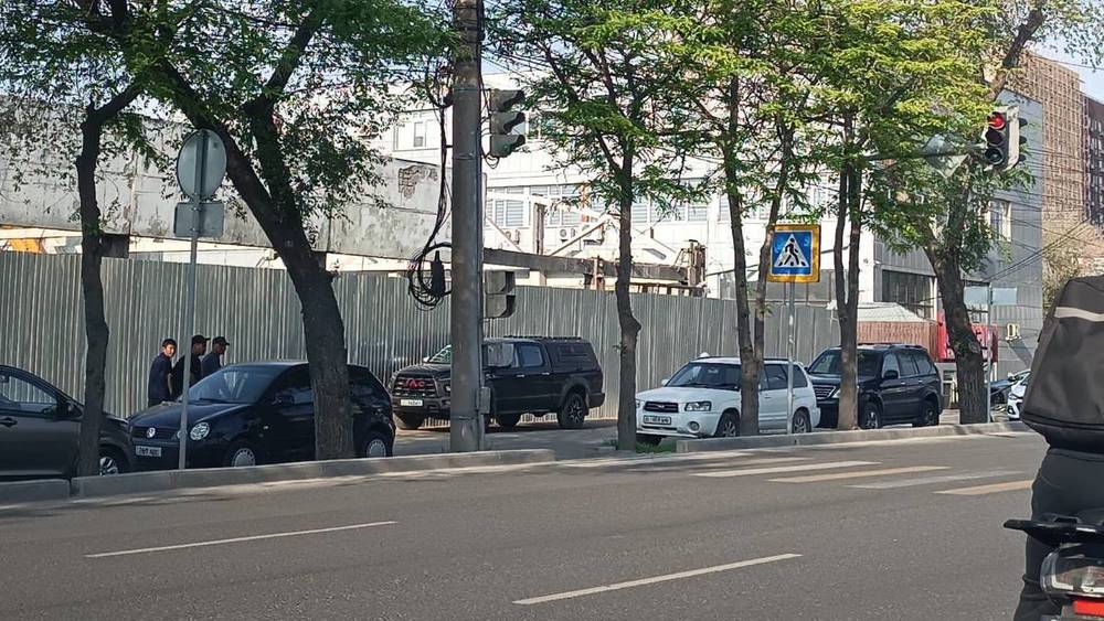 Недалеко от здания УПСМ водители паркуются на тротуаре, - горожанка