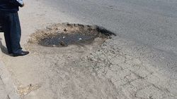 В районе мкр Тунгуч-2 на дороге образовалась яма