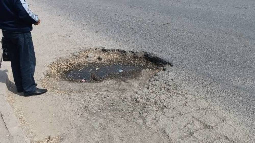 В районе мкр Тунгуч-2 на дороге образовалась яма