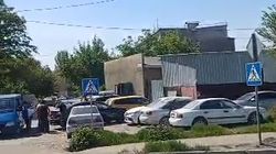 Пересечение Дэн Сяопина—Патриса Лулумбы обставлена машинами. Насколько это законно? - горожанин