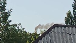 Из труб бетонного завода возле БЧК идет черный дым. Видео