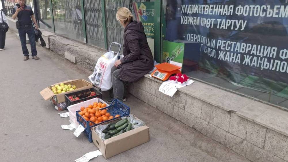 На Манаса—Боконбаева развивается стихийная торговля. Фото