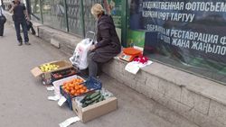 На Манаса—Боконбаева развивается стихийная торговля. Фото