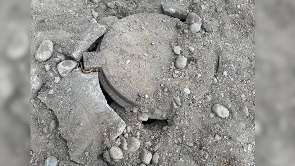 По Медерова дорожники копали траншею и оставили щели в грунте около канализационных люков. Видео