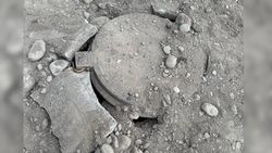 По Медерова дорожники копали траншею и оставили щели в грунте около канализационных люков. Видео