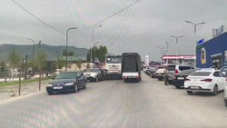 «Хово» на перекрестке сзади врезался в легковушку. Видео