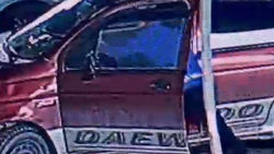 Парень на «Мерседесе» украл сумку из авто на парковке в Оше. Видео