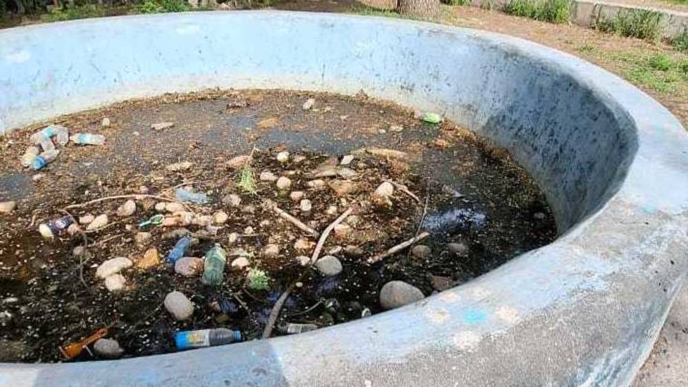 Бассейн во дворе дома на Льва Толстого заполнен мусором. Фото