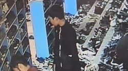 После жума намаза парень надел чужие кроссовки и ушел. Видео