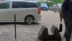 Горожанин просит убрать бетонный блок шлагбаум на Айни. Фото