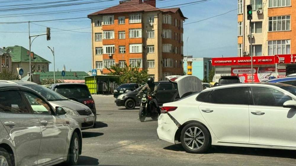 На Южной магистрали столкнулись две машины. Фото