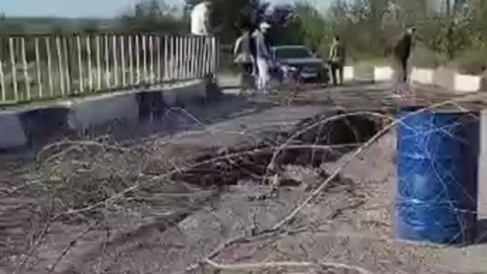 По дороге в село Сары Джон обрушилась часть моста. Видео