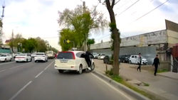 Парень на самокате врезался в «Хонду». Видео