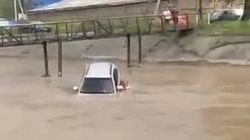 Автомобиль упал в БЧК. Видео