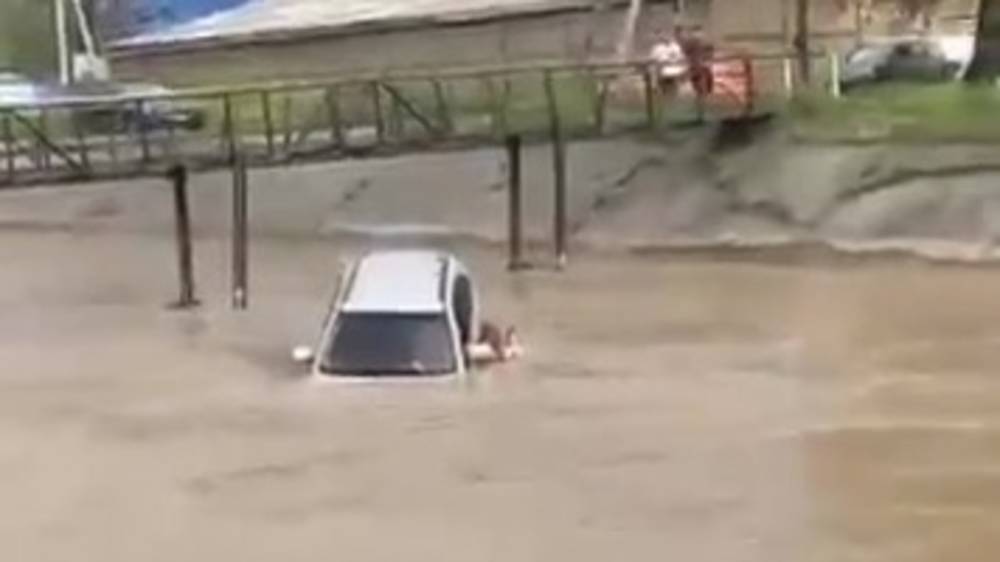 Автомобиль упал в БЧК. Видео