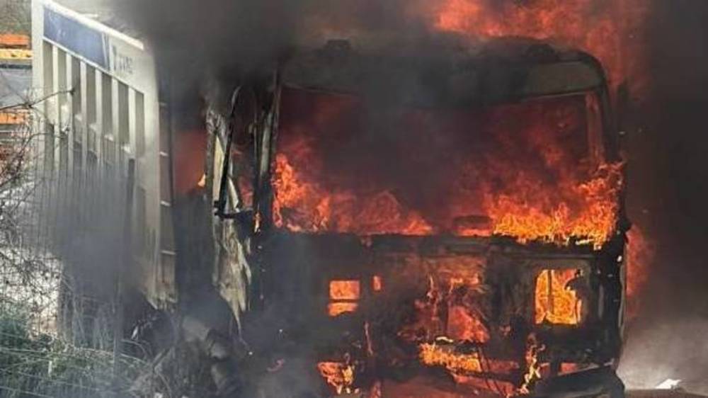 На Алматинке грузовик врезался в столб и сгорел. Видео