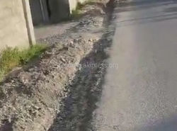 В селе Дачное выкопали часть дороги под арык и оставили, - житель