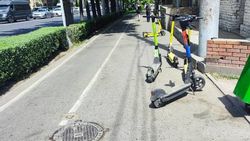 Горожанка пожаловалась на самокаты, загромождающие тротуар